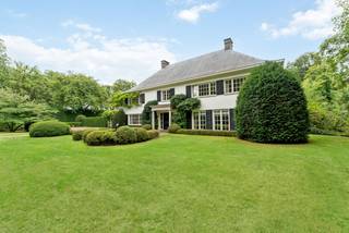 Op één van de meest gegeerde locaties van Brasschaat centrum bevindt zich deze charmante villa op een ruim perceel, waar rust, privacy en...