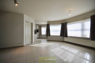 Dit appartement bestaat uit een inkomhal, ruime leefruimte met open ingerichte keuken, bergruimte, 2 slaapkamers, badkamer met ligbad, douche...