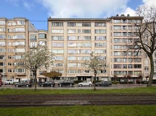 <p><span>ANTWERPEN - Jan Van Rijswijcklaan:</span><span> Volledig vernieuwd appartement met 2 slaapkamers in standingvol gebouw op gunstige locatie + P</span></p><p><span> </span></p><p><span>BESCHRIJVING:</span></p><p><span> </span></p><p><span>Het appartement is gelegen op de 6° verdieping van een mooi onderhouden gebouw.</span></p><p><span>Inkom(ca 13m²), met nieuwe veiligheidsdeur, op nieuwe tegelvloer met ingemaakte berging.</span></p><p><span>Apart toilet.</span></p><p><span>Leefruimte (ca 40m²) op mooie tegels, met sierhaard en prachtig uitzicht.</span></p><p><span>Nieuwe keuken (ca 10m²), volledig betegeld, met granieten werkblad, kookplaat op gas, oven, vaatwasser, dampkap en veel ingemaakte kasten.</span></p><p><span>Twee slaapkamers (ca 15m² en 19m²) op zeer mooie laminaat. </span></p><p><span>Nieuwe, volledig betegelde badkamer (ca 7m²) met ligbad (met douchescherm), dubbele lavabo, toilet en ingemaakte kasten, aansluiting wasmachine.</span></p><p><span> </span></p><p><span>Kelder.</span></p><p><span> </span></p><p><span>Inpandige autostaanplaats: €110/maand.</span></p><p><span> </span></p><p><span>BIJZONDERHEDEN:</span></p><p><span> </span></p><p><span>- Statig mooi onderhouden gebouw</span></p><p><span>- Dubbele beglazing.</span></p><p><span>- Goede ligging nabij invalswegen, stadscentrum en op wandelafstand van openbaar vervoer (tram 2 & tram 6).</span></p><p><span>- Provisie gemeenschappelijke kosten: 250 €/maand (water, verwarming, elektriciteit gemeenschappelijke delen, conciërge)</span></p><p><span> </span></p><p><span> </span></p>