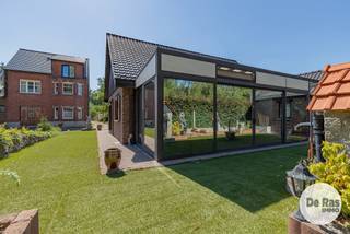 EERSTE KIJKDAG ZATERDAG 12/09/26 VAN 10U TOT 12U (enkel op afspraak!)<br /><br />EREMBODEGEM - Op zoek naar een vrijstaande bungalow met een praktische indeling, ruime parkeergelegenheid en extra mogelijkheden? Deze woning is centraal gelegen in Erembodegem, maar biedt tegelijkertijd een aangenaam uitzicht op het omliggende groen. Zo geniet u van een goede bereikbaarheid én van een rustige, groene omgeving.<br /><br />De bungalow omvat een inkomhal met apart toilet, een gezellige woonkamer, keuken, badkamer en twee slaapkamers. Vanuit de woning is er toegang tot de veranda, een ideale plek om te genieten van het mooie uitzicht op het groen.<br />Een bijkomende troef is de zolderruimte met mogelijkheden. Deze biedt extra bergruimte en kan mogelijkheden bieden voor verdere inrichting.<br />Buiten beschikt de woning over een oprit met meerdere staanplaatsen. De ruime vrijstaande garage biedt bovendien heel wat ruimte voor een wagen, opslag, hobby of werkplaats.<br /><br />De woning heeft de voorbije jaren belangrijke vernieuwingen ondergaan zoals nieuwe PVC-ramen, rolluiken op zonne-energie, nieuw dak met isolatie, warmtepomp, zonnepanelen met certificaten, alarm,...<br /><br />Kortom: Bent u op zoek naar een leuke vrijstaande woning met tuin, garage op een centrale ligging? Dan is deze woning zeker een bezoek waard! <br />info of bezoek: 053/60.65.60<br /><br />De vermelde prijs is een richtprijs. Na ontvangst van de biedingen zal de verkoper beslissen of hij/zij de eigendom verkoopt aan het beste bod. De richtprijs is aldus niet bindend voor de verkoper. Voor meer info kunt u ons contacteren of het reglement raadplegen op onze website.