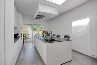 <strong>Volledig gerenoveerde woning van kop tot teen, gunstig gelegen nabij het station, met o.a. een bewoonbare oppervlakte van 175 m², 3 slaapkamers en een zuidgericht tuintje. EPC-label B.</strong><br /><br />Het gelijkvloers bestaat uit een inkomhal, een apart toilet en een lichtrijke woonkamer met open keuken.<br /><br />Op de eerste verdieping bevinden zich een nachthal, een ruime slaapkamer en een badkamer.<br /><br />De tweede verdieping (zolder) omvat een nachthal en twee slaapkamers.<br /><br />Verder beschikt de woning over een droge kelder.<br /><br />Achteraan bevindt zich een zuidgericht tuintje met terras. Het perceel is langs achter toegankelijk via de Grijpenwegstraat.<br /><br />De woning geniet van een uitstekende bereikbaarheid, met een vlotte verbinding naar het station, de E40, winkels, openbaar vervoer en scholen.<br /><br />Interesse? Mail naar laurens@immogve.be of bel naar 0496 07 89 48.