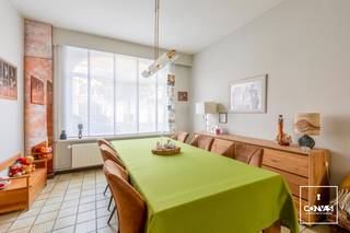 In deze gegeerde wijk aan het <strong>Rozebroekenpark en zwembad</strong> bevindt zich deze instapklare woning met vijf slaapkamers en twee badkamers. De woning is vlot bereikbaar met de wagen door nabijheid van E17 en het openbaar vervoer (Station Gent-Dampoort). Verder zijn tal van winkels, scholen en ontspanningsmogelijkheden in de buurt en is de woning op <strong>fietsafstand van het historisch centrum van Gent</strong>.<br /><br />U komt de woning binnen via een inkomhal met toegang tot de geïnstalleerde keuken en <strong>kelder</strong>. Vervolgens vindt u een lichtrijke leefruimte voorzien van zit- en eetgedeelte die toegang geeft tot de keuken, een eerste badkamer en de veranda. Via het schuifraam gaat u naar het gezellige terras en de zonnige tuin. Op het eerste verdiep vindt u een badkamer met bad en toilet en twee ruime slaapkamers. Op het tweede verdiep vindt u nog drie slaapkamers en toegang tot de<strong> zolder</strong>. De woning werd steeds goed onderhouden en is een buitenkans.<br /><br />Troeven: <strong>vijf slaapkamers</strong>, ideale locatie, <strong>twee badkamers, zonnige tuin</strong><br /><br />Er kan<strong> optioneel een garage met staanplaats</strong> worden aangekocht voor 40.000 euro<br /><br />Wenst u deze instapklare gezinswoning te bezoeken? Contacteer Yasmin via een online aanvraag of via yasmin@convas.be (met vermelding van uw telefoonnummer)