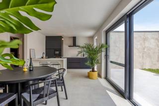 <span><span><strong>- LAATSTE KANS -</strong><br />Rustig wonen in Sint-Pieters-Kapelle (deelgemeente van Middelkerke, tussen Diksmuide en de kust) gelegen op een steenworp van de autostrade (E40).<br /><br /><strong>'De Smisse'</strong> is een kleinschalig en uiterst energiezuinig nieuwbouwproject bestaande uit 9 woningen. <strong>Het project situeert zich op de hoek van de Brugsesteenweg met de Diksmuidestraat, centraal gelegen te Sint-Pieters-Kapelle</strong>. Alle woningen worden opgeleverd met 3 ruime slaapkamers, hoog kwalitatief schrijnwerk, mooie keuken en badkamermeubel (of budget) en parkeergelegenheid onder de vorm van een parkeerplaats of inpandige garage. </span></span><br /><br /><span><span><strong>Comfort, energiezuinigheid, kwaliteit en een uniek centrale ligging zijn de eigenschappen van deze kleinschalige realisatie.</strong><br /><br />Tijdens de ontwerpfase werd veel aandacht geschonken aan enerzijds de <strong>energiezuinigheid</strong> en anderzijds het <strong>wooncomfort </strong>van de bewoners:</span></span>
<ul>
<li><strong><span><span>Praktische indeling;</span></span></strong></li>
<li><strong><span><span>Veel lichtinval;</span></span></strong></li>
<li><strong><span><span>Smart air systeem, zowel verwarming als koeling (airco);</span></span></strong></li>
<li><strong><span><span>Zonnepanelen;</span></span></strong></li>
</ul>
<span><span>Op deze manier is het zowel binnen als buiten aangenaam vertoeven in deze woningen.<br /><br /><strong><u>Indeling:</u></strong> mooie inkom met gastentoilet, open leefruimte met open keuken gekoppeld aan een erg ruime keukenberging. Op de eerste verdieping beschikt de woning over 3 zeer ruime slaapkamers, een badkamer (inloopdouche, dubbele lavabo en de mogelijkheid tot het plaatsen van een ligbad) en afzonderlijk toilet op de gang. De woning biedt ook een ruime zolderberging.<br /><br /><strong><u>Woning 1:</u></strong> <strong>VERKOCHT<br /><u>Woning 2:</u> VERKOCHT<br /><u>Woning 3:</u> VERKOCHT<br /><u>Woning 4:</u> VERKOCHT<br /><u>Woning 5:</u> VERKOCHT<br /><u>Woning 6:</u> VERKOCHT<br /><u>Woning 7:</u> VERKOCHT</strong><br /><strong><u>Woning 8:</u></strong> <strong>VERKOCHT</strong><br /><strong><u>Woning 9:</u></strong> Gerealiseerd op een perceel van<strong> 259 m² </strong>en<strong> 143</strong> <strong>m<sup>2</sup></strong> aan bewoonbare oppervlakte. <strong>Deze woning beschikt over een inpandige garage en over omheining, bovenop wat voorzien zal zijn conform het lastenboek. </strong><br /><br /><strong><u>Wat maakt 'De Smisse' uniek:</u></strong></span></span>
<ul>
<li><span><span>Energiezuinig project (<strong>smart air systeem met warmtepomp (l/l), zonnepanelen per woning</strong>,…).</span></span></li>
<li><span><span><strong>Kleinschalig project</strong>;</span></span></li>
<li><span><span><strong>Rustige ligging, MAAR toch vlakbij de op- en afrit van de autostrade (E40) zonder hinder te ervaren! </strong></span></span></li>
<li><span><span>Kwalitatieve architectuur en materiaalkeuze;</span></span></li>
<li><span><span>...</span></span></li>
</ul>
<br /><span><span>Wenst u graag meer info, een prijssimulatie incl. kosten of een bezichtiging? Contacteer de makelaar.</span></span><br /><br /><span><span><strong>Bent u op zoek naar een prachtige vastgoedinvestering? Plan dan snel uw afspraak! Contacteer ons op het nummer 051 50 11 51 of via diksmuide@diksimmo.be.</strong></span></span>