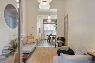 In de Anselmostraat ontdekt u een volledig gerenoveerd huis waar authenticiteit en comfort elkaar vinden. De hoge plafonds en de...