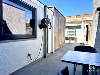 Welkom in deze volledig gerenoveerde woning (EPC B) met 3 slaapkamers op wandelafstand van Kortrijk-centrum, met een zonnig tuinterras. Mogelijkheid tot huren van een garage en fietsenberging in de straat.<br /><br />Kom gerust eens langs tijdens de opendeurdag op ZATERDAG 1 AUG van 11u tot 12u!<br /><br />We komen de woning binnen via een mooie hall die toegang geeft tot de zeer lichtrijke leefruimte met eetplaats. De aangrenzende op maat gemaakte keuken is praktisch ingericht en voorzien van alle toestellen. In de badkamer vinden we een mooi meubel met dubbele lavabo en een luxueuze inloopdouche. Er is een afzonderlijk toilet. <br /><br />De 1e verdieping bereiken we via een mooie houten trap. We vinden er 2 ruime slaapkamers terug. De indrukwekkende “master bedroom” bevindt zich op de 2e verdieping en is zoals de rest van de woning tot in de puntjes afwerkt.<br /><br />De onderhoudsvriendelijke tuin omvat een zonnig terras en een handige bergruimte. Onder de woning bevindt zich nog een grote kelder. <br /><br />+ EPC B, inclusief 12,6 m² zonnepanelen<br />+ instapklaar en tot in de puntjes afgewerkt<br />+ aangename buurt<br /><br />De geafficheerde prijs van 299.000 euro is een vanafprijs. Elk bod vanaf 299.000 euro of hoger wordt voorgelegd aan de eigenaar die dit bod al dan niet kan aanvaarden.<br /><br />* De 2 foto's waarop de woning leeg te zien is, zijn met AI gegenereerd.