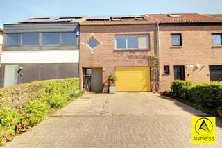 Openhuizendag op 19 juli !Iedereen is welkom van 11:00 tot 12:30uSchrijf je in via thomas@antress.be Ruime bel-etagewoning met tuin, garage en 2...
