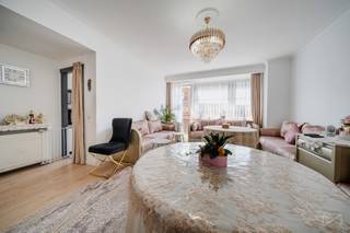 <p><span>Informatie en bezoeken: </span><span>maxime.l@weinvest.be</span><span> | 02 315 77 22</span></p>
<p><span>We Invest heeft het genoegen u dit ruime appartement in zeer goede algemene staat voor te stellen, gelegen in een uiterst goed bereikbare wijk | metro lijnen 2 en 6 | buslijnen 9, 82, 49 en 63 | supermarkten, parken en scholen op minder dan 10 minuten wandelafstand.</span></p>
<p><span>Het appartement bevindt zich op de 3e verdieping van een kleine, goed onderhouden mede-eigendom en beschikt volgens het EPC over een bewoonbare oppervlakte van ±84m², ingedeeld als volgt:</span><br /><span>Inkomhal, woonkamer met eetruimte van ±26m², momenteel aparte ingerichte keuken, badkamer, 2 slaapkamers (14m² - 9m²) en een buitenruimte.</span></p>
<p><span>Een kelder en een gesloten garagebox (+20.000,- EUR) vervolledigen dit pand.</span></p>
<p><span>Het appartement is uitgerust met dubbele beglazing en individuele verwarming. Momenteel beschikt het over een EPC-score E. De gevel van de mede-eigendom zal echter worden geïsoleerd, waardoor een projectie richting EPC C wordt voorzien.</span></p>
<p><span>Opgelet: de mede-eigendom heeft reeds (volledig betaald!) de isolatie van de gevel gepland om de EPC-scores van de verschillende units te verbeteren en te streven naar een C-label. Elektriciteit conform tot maart 2030.</span></p>
<p><span>Wacht niet langer en neem contact met ons op voor meer informatie of een bezoek!</span></p>