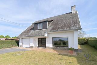 Deze tijdloze villa situeert zich op een mooi, groen perceel en geniet van een optimale ontsluiting.<br />Mits enige renovatie maakt u hier een exclusieve eigendom van.<br /><br />Het gelijkvloers is optimaal ingedeeld met, naast een statige inkom en gastentoilet, een ruime leefruimte met een uitbouw naar de achtertuin, een praktische keuken en een garage met wasplaats.<br />Er is tevens een kelder aanwezig.<br /><br />De verdieping beschikt over een ruime nachthal en telt drie ruime slaapkamers, waarvan één met twee aanpalende bergingen (sauna optioneel), evenals een ruime badkamer.<br />Er is eveneens een zolder aanwezig.<br /><br />De tuin en omgeving zijn uitzonderlijk.