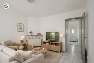 Within walking distance of the railway station, this centrally located home offers four bedrooms and a practical layout. Thanks to its...