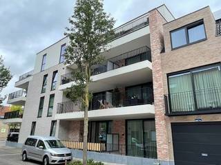Appartement op de 2de verdieping (met lift) in het centrum van Harelbeke. Bestaande uit inkomhal, apart toilet, ruime berging/wasplaats, woonkamer en open keuken. Aan de woonkamer paalt een ruim terras. Verder zijn er nog 2 slaapkamers en een mooi badkamer. Hoogwaardig afgewerkt en overal voorzien van vloerverwarming. Een ondergrondse autostaanplaats kan gehuurd worden voor 50 €/maand. Onmiddellijk vrij!