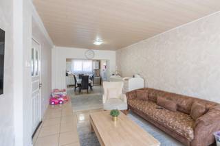 Rijwoning met 2 slaapkamers gelegen in een doodlopende straat. Ideale voor een starter of investeerder. Inkomhal, leefruimte bestaande uit een zithoek en een eethoek, keuken, washoek 2 slaapkamers, badkamer en koertje. Vlotte bereikbaarheid E17 ( Gent-Antwerpen ), Naast fietsweg Lokeren/Zele. EPC: 392 kWh/(m²jaar) Geen renovatieverplichting. Asbestveilig. Momenteen verhuurd aan €680/maand. Wg, Gmo, Vg, Gvkr, Gvv, P en G score: A. !!!GRATIS SCHATTING!!! Meer info of een bezoek? jens@capston.be