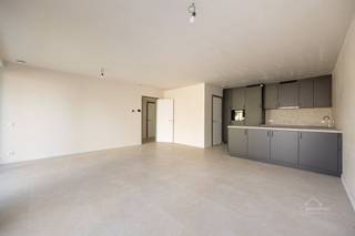 <h3><span>Nieuwbouw appartement met privatieve tuin in Mortsel</span></h3><h3><span> </span></h3><p><span>In een rustige en vlot bereikbare omgeving in Mortsel bevindt zich dit </span><span>energiezuinige nieuwbouwappartement</span><span> gelegen aan </span><span>Oudebaan 1</span><span>.</span></p><p><span>Dit appartement combineert modern wooncomfort met kwalitatieve afwerking en een doordachte indeling.</span></p><p><span> </span></p><p><span>Het appartement beschikt over </span><span>twee volwaardige slaapkamers</span><span> en geniet van een </span><span>privatieve tuin</span><span>, ideaal om in alle rust te ontspannen of gezellig buiten te vertoeven.</span></p><p><span>Dankzij de aanwezigheid van </span><span>vloerverwarming</span><span> en </span><span>zonnepanelen</span><span> woont u hier niet alleen comfortabel, maar ook toekomstgericht en energie-efficiënt.</span></p><p><span>De afwerking gebeurt met </span><span>kwalitatief hoogstaande materialen</span><span>, wat zorgt voor een hedendaagse uitstraling en een duurzame woonkwaliteit.</span></p><p><span> </span></p><p><span>Extra troeven:</span></p><ul><li><span>Hoogwaardige materiaalkeuzes</span></li><li><span>Kleinschalige blok</span><span> zonder lift (zéér lage gemeenschappelijke kosten)</span></li><li><span>Ventilatie D+</span><span> met warmterecuperatie en CO2-sensoren;</span><span> </span></li><li><span>Zonnepanelen</span><span>, afzonderlijk </span><span>per appartement</span><span> op individuele meter (1.755 Wp)</span></li><li><span>BEN </span><span>appartement</span></li><li><span>Gemeenschappelijke kelder </span></li><li><span>Privatieve kelder </span><span>(verplicht bij aan te kopen aan € 14.880 / € 14.240 / € 11.050 / € 9.180 excl. btw)</span></li><li><span>Mogelijkheid tot aankoop van een </span><span>autostaanplaats aan € 27.500 excl. btw</span></li><li><span>Nieuwbouw aankoop onder </span><span>btw-stelsel (21%)</span></li><li><span>Ideaal als eigen woonst of als investering</span></li></ul><p><span> </span></p><p><span>De </span><span>verdeling tussen het grondaandeel en de constructie</span><span> kan u terugvinden op onze website.</span></p><p><span> </span></p><p><span> </span></p><p><span>Gratis schatting van uw eigendom? Aarzel zeker niet ons te contacteren.</span></p><p><span> </span></p>