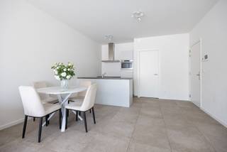 Op zoek naar een modern, energiezuinig (BEN) appartement met alle comfort?<br />Dit prachtige appartement met twee slaapkamers, polyvalente ruimte (bureel/dressing), ruim terras, privatieve kelderberging en ondergrondse autostaanplaats (met laadpaal) heeft alles wat u nodig heeft. Gelegen op de derde verdieping van een nieuw gebouw met lift, geniet u van een centrale ligging dichtbij het Bos van Ertbrugge én alle voorzieningen.<br /><br />Indeling<br />Lichtrijke leefruimte: Ruime woonkamer met grote raampartijen en een open, volledig uitgeruste keuken.<br />Badkamer & toilet: Moderne badkamer met dubbele lavabo en een comfortabele inloopdouche. Apart toilet met handenwasser bereikbaar via de hal.<br />Slaap- & opbergruimte: Twee slaapkamers, een handige technische berging én een praktische polyvalente ruimte (bureel/dressing).<br />Terras: Geniet van het zonnige terras met een prachtig uitzicht.<br /><br />Praktische informatie<br />Gemeenschappelijke kosten: €90/maand (provisie voor onderhoud lift en gemeenschappelijke delen).<br />Beschikbaarheid: 01/11/2026<br /><br />Pluspunten op een rijtje<br />- AAA-locatie: Nabij belangrijke invalswegen, winkels, openbaar vervoer en het Bos van Ertbrugge.<br />- Energiezuinig wonen: Nieuw gebouw met zonnepanelen, wat uw energiekosten verlaagt.<br />- Privatieve kelderberging en autostaanplaats (met laadpaal) inbegrepen in de huurprijs