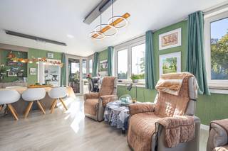 <p>Ruim en lichtrijk 3-slaapkamerappartement nabij het Maria Hendrikapark en het stadscentrum!<br /><br />Op zoek naar een r<strong>uim en lichtrijk appartement</strong> op een <strong>uitstekende ligging in Oostende?</strong> Dit appartement bevindt zich op wandelafstand van het prachtige Maria Hendrikapark en het bruisende stadscentrum. Dankzij de royale ruimtes, de overvloedige natuurlijke lichtinval en de centrale ligging geniet u hier van een aangenaam wooncomfort.<br /><br /><strong>Indeling:</strong><br />Inkomhal, ruime en lichtrijke leefruimte, uitgeruste keuken met aansluitende berging, drie slaapkamers en een badkamer met douche. Het gebouw is bovendien voorzien van een lift.<br /><br /><strong>Extra troef:</strong><br />Mogelijkheid tot aankoop van een privatieve garagebox voor € 30.000. Een absolute meerwaarde gezien het vernieuwde parkeerplan in de omgeving!<br />Interesse in dit lichtrijke appartement? Contacteer ons voor meer informatie of een bezoek ter plaatse!</p>