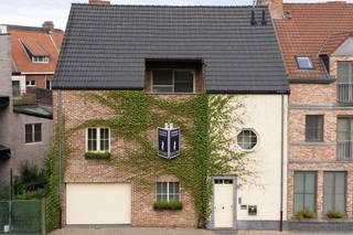 MODERNE RUIME WONING MET LIFT, TUIN EN ZONNIG DAKTERRASInstapklare woning met 4 slaapkamers, lift, tuin en zuidgericht dakterrasDeze ruime en...