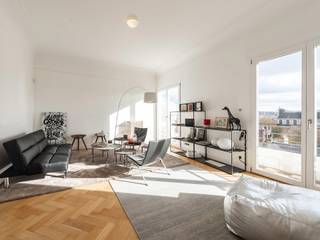 In the heart of the Châtelain district, in an Art Deco building dating from 1946 designed by architect Camille Damman, this penthouse has a...
