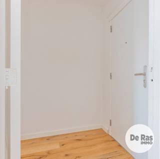 <br />GENT - Dit instapklaar appartement werd in 2022 volledig gerenoveerd en is gelegen op een uitstekende locatie. Deze woonentiteit is gelegen op de achtste verdieping (lift aanwezig). Alle voorzieningen zoals winkels, scholen en openbaar vervoer vindt u op wandel- en fietsafstand. Daarnaast geniet deze woning een goede bereikbaarheid door de nabijheid van diverse invalswegen en de autostrade. Het historisch stadscentrum van Gent is amper 1,5 km ver.<br /><br />Naar indeling toe beschikt dit appartement over een inkomhal, een aangename, lichtrijke leefruimte, een geïnstalleerde keuken en een gezellig terras over de volledige breedte van het appartement vanwaar u zicht heeft op de drie torens van Gent. Via de nachthal heeft u toegang tot een badkamer met douche, 2 slaapkamers en een apart toilet.<br /><br />Inclusief in de prijs is er ondergronds een kelderberging.<br /><br />Troeven: parketvloer, PVC ramen, EPC label B, elektriciteit conform, nieuwe badkamer, nieuwe keuken,...<br /><br />Zoekt u een perfect instapklaar appartement met twee kamers en terras op een vlot bereikbare locatie vlakbij het centrum van Gent? Info of bezoek 053/60.65.60.