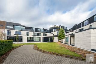 IndelingDe overdekte autostandplaats en privatieve kelderberging zijn zowel via de lift als een sectionale garagepoort bereikbaar. Op deze...