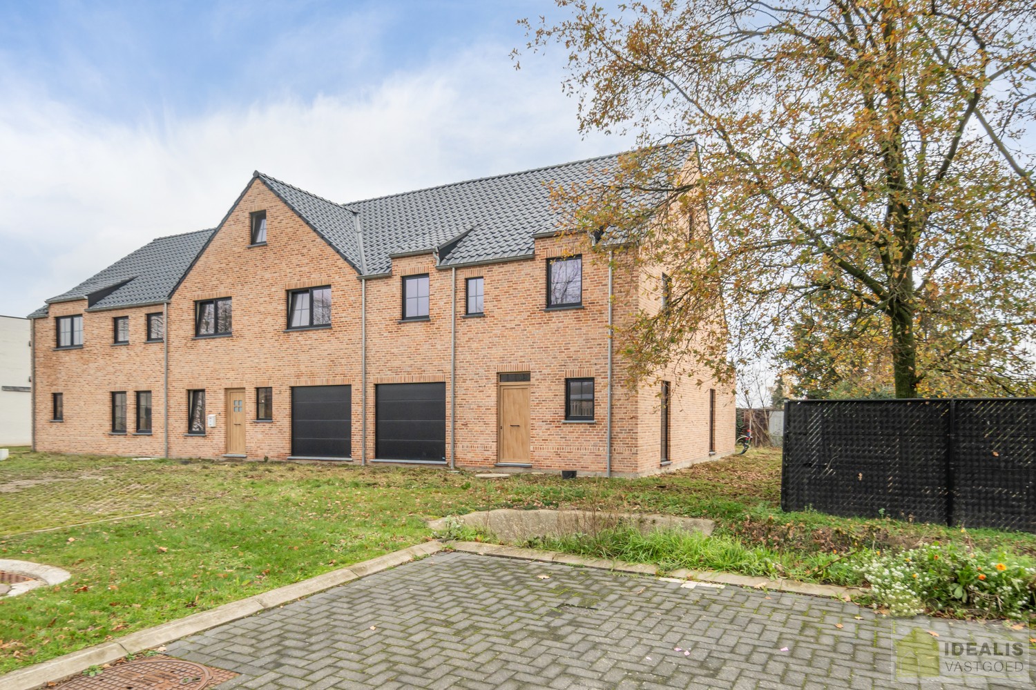 PRACHTIGE NIEUWBOUWWONING (GRONDAANDEEL €116.000,00 + 12% REGISTRATIERECHTEN EN CONSTRUCTIE € 277.000,00 + 21% BTW) MET EEN HEERLIJK LICHTRIJKE WOONKAMER MET OPEN KEUKEN MET AANSLUITEND BERGPLAATS, BUREEL, INPANDIGE GARAGE, 3 SLAAPKAMERS, EEN RUIME BADKAM - foto 1