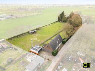 Bent u op zoek naar ruimte, rust en groen? Deze prachtige woning in het landelijke Lievegem biedt het allemaal. Gelegen op een riant perceel van 4.949 m² geniet u hier van een unieke combinatie van comfort, veel lichtinval en een weids uitzicht op de omliggende velden. <br /><br />Bij het betreden van de woning komt u in de inkomhal met apart gastentoilet. De lichtrijke woonkamer biedt een prachtig zicht op het groen en sluit naadloos aan op de ingerichte keuken. Op het gelijkvloers bevindt zich 1 slaapkamer, bureauruimte een badkamer uitgerust met douche, bad en lavabomeubel, evenals een praktische berging voor wasmachine en droogkast. Er is bovendien een kelder aanwezig op verdieping -1.<br /><br />Op de eerste verdieping vindt u nog drie volwaardige slaapkamers, een tweede badkamer met douche en lavabomeubel en een apart toilet. Doorheen de woning zijn er tal van ingemaakte kasten voorzien, wat zorgt voor extra comfort en opbergruimte.<br /><br />Ook buiten heeft deze eigendom heel wat te bieden, met een garage, een gezellig terras, een zeer ruime tuin en een aansluitende, volledig afgesloten weide die mee deel uitmaakt van het geheel.<br /><br />Deze woning is ideaal voor wie houdt van ruimte, privacy en een groene omgeving, zonder in te boeten op bereikbaarheid.<br /><br />Bezoekmoment vindt plaats op woensdag 29 april'26 van 16u00 tot 18u00, mits het maken van een afspraak via 09 395 05 40 of verkoop@concept-home.be