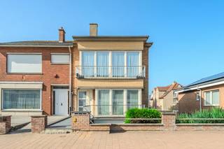 Op een boogscheut van de Zeedijk, winkelstraten en het Marktplein van Middelkerke vindt u dit opbrengsteigendom. Het gebouw is opgedeeld in drie volwaardige appartementen met telkens twee slaapkamers, wat het een uitgelezen kans maakt voor investeerders die inzetten op residentiële verhuur.<br /><br />Alle 3 entiteiten worden momenteel verhuurd. Hierdoor geniet u vanaf de eerste dag van een directe en stabiele opbrengst. Het pand is bovendien uitstekend onderhouden, het dak en de ramen werden reeds vernieuwd. Alle wooneenheden worden proper onderhouden.<br /><br />Kortom, een solide en instapklare investering met een gezond groeipotentieel aan de Belgische kust.<br /><br />Indeling:<br />*appartement -01.01 voorzien van een grote zongerichte tuin<br />- Woonkamer incl. geïnstalleerde keuken<br />- Nachthall<br />- Slaapkamer 1<br />- Slaapkamer 2<br />- Badkamer met lavabo en douche <br />- Apart toilet<br /><br />*appartement 00.01 voorzien van een zuidgericht zonneterras<br />- Woonkamer incl. geïnstalleerde keuken<br />- Nachthall<br />- Slaapkamer 1<br />- Slaapkamer 2 met aansluiting wasmachine en droogkast<br />- Badkamer met lavabo en douche <br />- Apart toilet<br /><br />*appartement 01.01 voorzien van een zuidgericht zonneterras<br />- Woonkamer incl. geïnstalleerde keuken<br />- Nachthall<br />- Slaapkamer 1<br />- Slaapkamer 2 met aansluiting wasmachine en droogkast<br />- Badkamer met lavabo en douche <br />- Apart toilet<br /><br />Troeven: <br />- Centraal gelegen<br />- Instapklare appartementen<br />- Kleinschalige residentie<br />- Voorzien van zongerichte tuin of terras<br />- Individuele verwarming op aardgas<br />- Nieuwe PVC ramen met dubbele beglazing<br />- Conforme keuring elektrische installatie (bus 00.01 + 01.01)<br /><br />Een interessante investering voor wie op zoek is naar stabiele inkomsten. Interesse? Neem snel contact op met ons kantoor!<br /><br />EPC: 264 kWh/m² / UC: 3950104<br />EPC: 195 kWh/m² / UC: 3952387<br />EPC: 290 kWh/m² / UC: 2789532<br /><br />Bestuursmaatregelen in het maatregelenregister: nee