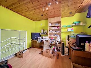 Via de inkomhal krijg je toegang tot de drie slaapkamers op de benedenverdieping. Aansluitend vind je een ruimte met toilet en douchekamer mogelijkheden, verder komt u in de veranda die uitgeeft op de gezellige tuin. Op de eerste verdieping komt u de woonkamer binnen die nadeloos aansluit op de keuken en een achterliggende badkamer. Verder heeft de woning een kelder.<br />Er zijn tal van mogelijkheden in de woning, maar een renovatie is wel nodig. De woning ligt op een boogscheut van het centrum van Hoboken en de Hobokense polder. Van hieruit zijn winkels, scholen, en speelpleinen vlakbij, net als het station, openbaar vervoer en belangrijke invalswegen naar de Antwerpse ring en de autosnelwegen E19 en A12.<br />Ook ontspanning kan je in deze buurt op wandelafstand vinden.<br />Breng een bezoek aan de maandag- en zaterdag markt, waar je verse voedingswaren kan aankopen of ga lekker aan de wandel in het prachtige natuurreservaat “de Hobokense Polder”. Je kan er lange wandelingen maken en vanuit de kijkhutten heel wat vogels spotten. Genieten voor klein en groot! .<br />Belangrijkste troeven: Dubbele beglazing;<br />EPC Label F; Stedenbouw: Vg-Wg-Gmo-Gvkr-Gvv
