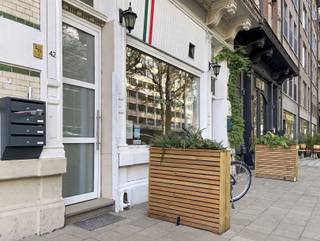 <p><span>Gerenoveerd 2-slaapkamerappartement nabij het MAS</span></p><p><span>Op wandelafstand van het MAS en het historische centrum van Antwerpen bevindt zich dit appartement op de 4de verdieping (zonder lift, een goede conditie is dus vereist). </span></p><p><span>Het appartement is recent gerenoveerd en beschikt over twee slaapkamers.</span></p><p><span>Bij binnenkomst betreed je de ruime woonkamer met open keuken. De keuken is uitgerust met een keramische kookplaat, oven, dampkap en een koelkast met diepvriesvak. </span></p><p><span>Verder beschikt de woning over 2 slaapkamers en een badkamer uitgerust met douche, toilet en wastafel.</span></p><p><span> </span></p><p><span>Op de tussenverdieping is er een kleine bergruimte waar plek voorzien is voor een wasmachine. </span></p><p><span> </span></p><p><span>Vaste kosten: 80,- euro per maand (beheer gebouw, onderhoud algemene delen, elektriciteit en water algemene delen, water privé)</span></p>