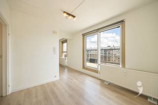 <p><span>Deze recent gerenoveerde studio is gelegen op de 8e verdieping van een goed bereikbaar gebouw in het centrum van Heverlee. Dankzij de ligging zijn verschillende winkels en voorzieningen vlot bereikbaar en ook het centrum van Leuven is eenvoudig met de fiets te bereiken. Bovendien is de studio uitstekend bereikbaar met het openbaar vervoer.</span></p><p><span>Een van de grootste troeven van deze studio is zonder twijfel het ruime terras van maar liefst 15 m². Vanuit zowel de leefruimte als de slaapruimte geniet u van een prachtig uitzicht. Het terras biedt hierdoor een aangename buitenruimte waar u volop van het uitzicht kunt genieten.</span></p><p><span>De studio beschikt over een praktische leef- en slaapruimte met grote raampartijen die zorgen voor veel natuurlijk licht. De keuken is ingericht met een ingebouwde koelkast met kleine diepvries, een dubbele inductiekookplaat, wastafel en combi-oven.</span></p><p><span>De badkamer is uitgerust met een douche, wastafel en toilet.</span></p><p><span>De studio werd recent voorzien van hoogrendementsbeglazing, wat zorgt voor een betere thermische en akoestische isolatie. </span></p><p><span> </span></p><p><span>Het appartement is vlot bereikbaar via de lift en op het gelijkvloers is er bovendien een fietsenstalling aanwezig.</span></p><p><span> </span></p><p><span>Interesse in deze gerenoveerde studio in Heverlee? </span><span>Contacteer ons via 016 15 31 15 of info@immolivit.be</span><span> </span></p><p><span> </span></p><p><span><br /><br /></span></p><p><span> </span></p><p><span> </span></p><p><span> </span></p>