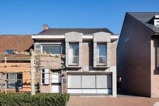 Voor meer info en een bezoek: gelieve te bellen naar 0485/321.842Deze stijlvolle dorpswoning bevindt zich in het centrum van Beervelde, met alle...