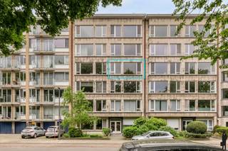 <h3>Ruim en lichtrijk appartement met groen uitzicht op toplocatie</h3>
<p>Op de derde verdieping van een verzorgd gebouw in de <span><span>Coremansstraat</span></span> bevindt zich dit aangename appartement van maar liefst 105 m². Dankzij de ligging geniet u hier dagelijks van een mooi, open uitzicht over een groen parkje, zonder inkijk — een zeldzame combinatie van privacy en stedelijk comfort.</p>
<p>Het appartement beschikt over een ruime leefruimte met veel natuurlijke lichtinval, een praktische keuken, twee volwaardige slaapkamers en een verzorgde badkamer. De royale oppervlakte zorgt voor een aangenaam woongevoel met tal van mogelijkheden voor gezinnen, koppels of wie graag ruim woont.</p>
<p>Ook op technisch vlak scoort dit appartement uitstekend:</p>
<ul>
<li>EPC: 126 kWh/m²</li>
<li>Elektrische installatie conform</li>
<li>Asbestveilig</li>
</ul>
<p>Bovendien profiteert u van lage vaste kosten, wat dit appartement extra interessant maakt als duurzame woon- of investeringsopportuniteit.</p>
<p>De ligging is een absolute troef. In de directe omgeving vindt u winkels, scholen, openbaar vervoer en gezellige horeca. Dankzij de vlotte verbindingen bereikt u zowel het stadscentrum als belangrijke invalswegen in een mum van tijd. Tegelijk woont u hier in een rustige, groene buurt waar het aangenaam thuiskomen is.</p>
<p>Een ruim appartement met veel licht, privacy, groen uitzicht én uitstekende bereikbaarheid op een gegeerde locatie.</p>