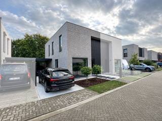 C'est dans un quartier familial calme et agréable de Nieuwkerken-Waas que se trouve cette maison économe en énergie, dotée de 3 chambres, d'un jardin ensoleillé et d'une grande allée pouvant accueillir jusqu'à 3 voitures.La maison dispose d’un agréable espace de vie et d’une cuisine entièrement équipée, offrant tout le confort nécessaire. La salle de bains est équipée à la fois d’une baignoire et d’une douche séparée.Elle comprend également deux toilettes et un débarras séparé très pratique, idéal pour disposer d’un espace de rangement supplémentaire et y installer une machine à laver et un sèche-linge.À l’étage se trouvent trois chambres à part entière, ce qui rend cette maison particulièrement adaptée à une famille.À l’extérieur, vous profiterez d’un jardin ensoleillé, où il fait bon se détendre pendant les mois les plus chauds. Grâce à la grande allée, il y a en outre suffisamment de places de stationnement sur le terrain.Avec une excellente classe énergétique A, cette maison est en outre particulièrement économe en énergie.Atouts :• 3 chambres• Cuisine entièrement équipée• Salle de bains avec douche et baignoire• 2 toilettes• Débarras séparé• Jardin ensoleillé• Allée pouvant accueillir 3 voitures• Label EPC A• Située dans un quartier familial et calme• Habitat économe en énergie et confortableUne maison familiale idéale pour ceux qui souhaitent vivre au calme tout en bénéficiant de tout le confort nécessaire à portée de main.
