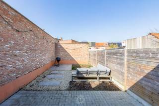 Dit éénslaapkamer appartement is zeer interessant gezien de combinatie van talrijke belangrijke parameters die samen eerder zelden te vinden zijn...