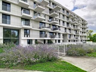 <p>Dit moderne appartement met twee slaapkamers in Tienen bevindt zich aan de groene stadsrand, vlak naast domein Viander. Het appartement is gelegen op de vierde verdieping van residentie PIT, een eigentijds gebouw uit 2016 met een moderne en strakke architectuur. Dankzij de ligging, de aangename lichtinval en het ruime zuidwestgerichte terras biedt dit appartement een comfortabele woonomgeving met een mooi uitzicht over het groen.</p><p>Via de ruime inkomhal kom je binnen in het appartement. Hier is plaats voorzien voor een vestiaire en er is een apart toilet. Vanuit de inkomhal bereik je de gezellige leefruimte, waar grote raampartijen zorgen voor een aangename natuurlijke lichtinval. De open keuken is mooi geïntegreerd in de leefruimte en beschikt over vier vitrokeramische kookplaten, een dampkap, koelkast met vriesvak, vaatwasmachine, lavabo en combi. Aansluitend is er een praktische berging met aansluiting voor een wasmachine.</p><p>Het appartement beschikt over twee slaapkamers, waardoor het geschikt is voor wie een extra kamer wenst als slaap-, werk- of hobbyruimte. De badkamer is uitgerust met twee designwastafels in een meubel en een ligbad met douche. Daarnaast is er nog een bijkomende kleine berging, eveneens voorzien van een aansluiting voor een wasmachine.</p><p>Een van de opvallendste troeven is het aangename terras met zuidwestelijke oriëntatie. Hier geniet je van een mooi panoramisch zicht over de groene omgeving en creëer je een fijne plek om buiten te ontspannen. De vierde verdieping zorgt bovendien voor een open gevoel en een aangenaam perspectief.</p><p>Ook op het vlak van energie en comfort is het appartement voorzien op hedendaags wonen. Residentie PIT beschikt over een lift en een videofoon, wat het dagelijkse wooncomfort verder verhoogt.</p><p>De ligging aan de stadsrand van Tienen combineert rust en bereikbaarheid. Domein Viander ligt vlakbij en biedt een groene omgeving in de directe nabijheid. Tegelijk bereik je het centrum van Tienen zeer snel en is ook de oprit van de E40 vlot bereikbaar. Een bushalte bevindt zich op wandelafstand, waardoor ook verplaatsingen met het openbaar vervoer eenvoudig zijn.</p><p>Een modern appartement met twee slaapkamers, een aangenaam zuidwestgericht terras en een groene ligging in Tienen, met het centrum en belangrijke verbindingswegen binnen handbereik. Ontdek zelf de troeven van dit appartement en plan een bezoek op www.living-stone.be!</p>