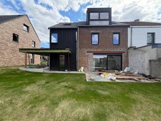 <p><strong>Energetische eengezinswoning te Haasrode, Oud-Heverlee</strong><br /><br />Wij bieden u een energetische renovatie namelijk een halfopen bebouwing op heden in zijn laatste fase van renovatie en dit gelegen op een perceel van meer dan 2are. Het pand werd ontworpen met oog voor lichtinval, materiaalkeuze en het ruimtelijk gevoel. Zo omvat deze woning 5 slaapkamers en 2 badkamers. De vijfde slaapkamer is een masterbedroom met ensuite badkamer en dressing. Ook een bureau ruimte is voorzien in dit pand.  Verder is er een carport, ruim terras en mooi aangelegde groene tuin. Door de combinatie van zonnepanelen, maximale muur- en dakisolatie en het kiezen voor een gascondensatieketel bekomt men hier een LABEL A. </p><p><span><strong>Dit pand is kiezen voor ruimte en rust rekening houdende met toekomstige energetische normen. Deze woning kan uw thuis worden. Vraag het lastenboek en de plannen op en plan gewoonweg een bezoek ter plaatse met onze vastgoedmakelaar Jacky: </strong></span><span><strong>jacky@connect-immo.be</strong></span><span><strong> - 0495 53 46 49. </strong></span></p><br />