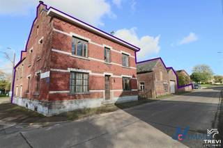Discover this great opportunity to acquire a spacious village house with garden and outbuilding in a charming Hesbion village, with a total...