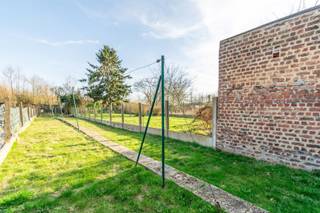 Une maison mitoyenne bien située avec passage latéral vers le jardin, transports en commun (bus et train) accessibles à pied, située dans la Molenstraat à Lot !<br />Comprend :<br />Au rez-de-chaussée : salon (15,29 m²), salle à manger (11,86 m²), cuisine à aménager avec coin petit-déjeuner (18,80 m²), salle de douche (lavabo, douche, toilettes).<br />Au premier étage : 2 chambres (15,44 m² et 11,66 m²).<br />En autres : grand grenier aménageable accessible avec escalier fixe(26,66 m²), cave (13,59 m²), terrasse, abri de jardin (5,61 m²), passage latéral vers le jardin.<br />Châssis extérieurs en bois et PVC avec double vitrage.<br />Chauffage par poêle à pellets (toutes les installations nécessaires pour placer un chauffage central sont présentes).<br />PEB : 532 kWh/m² – UC : 20210921<br />Superficie du terrain : 2a 95ca – R.C. : 433 EUR (non indexé) / 807 EUR (2021)<br />Équipements : eau, gaz, électricité (jour + nuit), égouts.<br />Renseignements urbanistiques demandés.