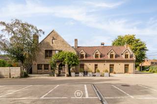 This elegant villa enjoys a prime location and offers approximately 575 m² of living space. Its generous proportions and versatile layout provide numerous possibilities for both private and professional use. The property is ideally suited to co-housing, a combination of living and working, a multigenerational living concept, or any other bespoke project.<br /><br />The ground floor comprises a spacious multifunctional area, guest toilets, a large professional kitchen and practical storage facilities. This generous space offers considerable flexibility and can be adapted to meet the needs of its future owner.<br /><br />The first floor features another large multifunctional area, which can be further configured to create several bedrooms and bathrooms. This level also includes a fully independent apartment with a bedroom, bathroom, fitted kitchen and living area.<br /><br />A large balcony provides a pleasant outdoor space with an attractive connection to the surrounding greenery. The villa is surrounded by a beautifully maintained garden with a pond, creating a peaceful, charming and private setting.<br /><br />A double garage and a spacious driveway complete the property.<br /><br />Combining exceptional floor space, a flexible layout and an attractive outdoor environment, this property offers a wide range of possibilities and represents an excellent opportunity for a tailored residential or professional project.