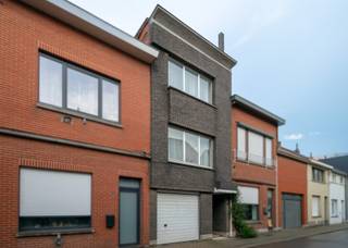 Te renoveren bel-étage met 3 slaapkamers en grote garage Dit betreft een ruime gezinswoning met 3 slaapkamers en een gezellige buitenplaats.De woning...