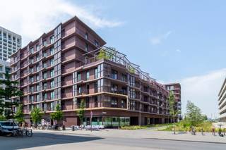 <p><span>Ontdek dit luxueuze appartement, gelegen in de recente nieuwbouwrealisatie "Zuiderhuis".</span></p>
<p><span>Pal in de nieuwe, hoogstaande woonwijk Nieuw-Zuid, omgeven door tal van trendy restaurants zoals 'Misera', 'Nebo', de gekende bakkerij ‘Dellafaille’, de meest vooraanstaande kunstgalerijen en aan de nieuw aangelegde Scheldekaaien met prachtige ruime wandelboulevard aan het water. Met de nabijheid van de Ring, de Singel en de Leien, is het appartement vlot bereikbaar.</span></p>
<p><span>Comfort, luxe en oog voor detail staan hier centraal. Zo werd het appartement uitgerust met een parketvloer met vloerverwarming, domotica en high-end materialen.<br /></span><span></span><span></span></p>
<p><span>De leefruimte is aangenaam licht dankzij de hoekligging met een terras rondom van maar liefst ca 22 m² waar u zalig kan genieten van de voormiddagzon. De kamerhoge ramen creëren hier een extra ruimtelijk gevoel.</span></p>
<p><span>De open keuken met keukeneiland is afgewerkt met natuurstenen werkbladen, greeploze kasten en inbouwtoestellen van AEG (inductievuur, combi-oven, koelkast, diepvriezer en vaatwasser). </span></p>
<p><span>Via de nachthal heeft u toegang tot twee ruime slaapkamers. Deze kunnen gebruikmaken van de naastgelegen badkamer met inloopdouche en lavabo.</span></p>
<p><span>Een derde slaapkamer is momenteel ingericht als dressing met ingemaakte kasten, maar kan ook perfect dienen als bureau, logeerkamer of kinderkamer.</span></p>
<p><span>Ook de inkomhal kreeg een ingemaakte vestiairekast en apart gastentoilet.<br /></span></p>
<p><span>Een privatieve kelderberging is reeds begrepen in de verkoopprijs.<br /><br />Een XL-autostaanplaats in de ondergrondse garage, uitgerust met laadpaal, dient bijgekocht te worden aan 45.000 Euro, excl. B.T.W.<br /><br />Verkoop onder btw-stelsel (thans 21%).<br /></span></p>
<p><span>Bruto bewoonbare oppervlakte cfr. energieprestatiecertificaat.</span></p>