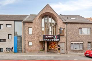 Degelijk gebouwde opbrengsteigendom, met 5% rendement, op centrale locatie te Maldegem. Huidige indeling: Gelijkvloers: handelszaak (momenteel ingericht als pittazaak) ingedeeld als volgt: ruime eetzaal met bar, zonnige tuin (ZW), berging, keuken, toiet. 1°V: appartement: inkomhal met toilet, leefruimte met open keuken, salon, badkamer en 2 slaapkamers. 2°V: appartement: inkom, lichtrijke keuken, woonkamer, 1 slaapkamer en badkamer.<br />Alle entiteiten hebben EPC-label B en zijn momenteel verhuurd. Extra: CV op aardgas, dubbel glas, geïsoleerd dak.<br />De vergunde toestand voorziet een handelszaak en één woongelegenheid. De huidige feitelijke toestand omvat een handelszaak en 2 afzonderlijke appartementen.