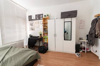 Meerdere units beschikbaar.<br />Deze moderne studentenkamer bevindt zich in een recent gebouwd vlakbij campussen van AP en de UA. De kamer is efficiënt ingericht en biedt een comfortabele leefruimte voor studenten.<br /><br />Kenmerken van de kamer:<br /><br />Eigen Douche: De kamer beschikt over een eigen douche, wat extra comfort en privacy biedt.<br />Gemeenschappelijke Keuken: Er is een goed uitgeruste, gemeenschappelijke keuken beschikbaar waar je je maaltijden kunt bereiden en andere studenten kunt ontmoeten.<br />Gedeeld Terras/Tuin: Het complex beschikt over een gedeeld terras en tuin, perfect om te ontspannen, te studeren in de buitenlucht of om sociale contacten te leggen met medebewoners.<br /><br />Extra Informatie:<br />Maandelijkse Lasten: De maandelijkse lasten bedragen €100, inclusief alle kosten zoals water, elektriciteit, internet en schoonmaak van de gemeenschappelijke ruimtes.<br />Ligging: Gelegen in een bruisende en centraal gelegen wijk, zijn alle benodigde faciliteiten zoals de universiteit, bibliotheek, winkels en gezellige cafés op loopafstand bereikbaar.<br />Deze studentenkamer biedt een ideale combinatie van privacy en gemeenschappelijke ruimtes, waardoor het de perfecte plek is om te wonen tijdens je studietijd in Antwerpen.