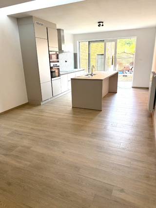 Nieuwbouwwoning te huur in Wieze - instapklaar en energiezuinig.Ben je op zoek naar een moderne en comfortabele woning in een rustige buurt? Deze...
