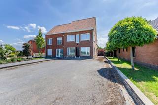 Op slechts een boogscheut van het centrum van Staden en op 10 minuten rijden van Roeselare, vinden we deze charmante halfopen bebouwing terug. De woning is rustig gelegen en geniet van een prachtige, open groene tuin - ideaal voor wie houdt van rust én bereikbaarheid.<br /><br />Deze woning staat op een royaal perceel van maar liefst 1.010 m² en biedt de perfecte balans tussen wooncomfort, parkeerruimte en een mooi stukje natuur. Dankzij de zuidgerichte tuin geniet u van zon en privacy, bovendien is de tuin voorzien van een tuinhuis met garage. <br /><br />Indeling van de woning: <br />Gelijkvloers: Woonkamer met mogelijkheid tot afscheiden aparte eetkamer, functionele keuken met directe toegang tot de veranda en extra ruimte die kan dienstdoen als slaapkamer of polyvalente ruimte.<br />Verdieping: Vier volwaardige slaapkamers, badkamer en toegang tot de zolder. <br /><br />Enkele troeven:<br />- Slechts 10 minuten van centrum Roeselare;<br />- 5 slaapkamers;<br />- Royaal perceel van 1.010 m²;<br />- Rustige ligging met open zicht;<br />- Veel parkeermogelijkheid op eigen terrein.<br /><br />Deze woning is ideaal voor grote gezinnen of wie op zoek is naar rust en ruimte vlak bij de stad. Contacteer ons vandaag nog voor een persoonlijk bezoek! <br /><br />(De geadverteerde prijs is een richtprijs!)