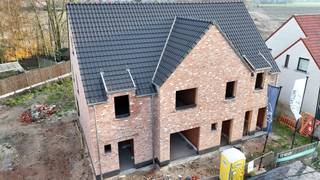 Deze nieuwbouwwoning is gelegen te Bovekerke en bestaat uit: <br /><br />Gelijkvloers: inkomhal - gastentoilet - lichtrijke living met open ingerichte keuken - garage.<br /><br />Op 1ste verdieping: nachthal - afzonderlijk toilet - 4 slaapkamers - badkamer - zolderluik naar de opbergzolder.<br /><br />troeven van deze woning: <br /><br />- rustige ligging<br />- energiezuinig<br />- kwalitatief en duurzaam afgewerkt<br />- 6% BTW mogelijk !<br /><br />EPC: Woning in aanbouw<br /><br />Prijs 357 000 € (exclusief registratierechten op de bouwgrond, exclusief BTW op de constructie, exclusief aansluitingskosten. Exclusief kosten landmeter, architect, .... ).