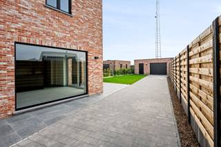 Deze halfopen BEN nieuwbouwwoning is gelegen op een absolute TOP locatie te Weelde. Vlakbij het centrum en op wandelafstand van winkels, school...