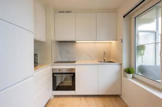 Stijlvol gerenoveerd appartement, op wandelafstand van scholen, winkels en openbaar vervoer.INDELINGInkomhalLichtrijke leefruimte met aparte...