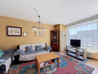 <p>Charmant en goed gelegen appartement op de 6<sup>de </sup>verdieping in een kleinschalige residentie Triton II in Oostduinkerke-Bad, op een absolute toplocatie direct aan de zeedijk met zijdelings zeezicht. Het appartement is praktisch ingedeeld en bestaat uit een inkomhal, lichtrijke leefruimte met eet- en zithoek, volledig geïnstalleerde open keuken, twee volwaardige slaapkamers, elk voorzien van maatwerkkasten, en een badkamer uitgerust met douche, lavabo en toilet. Bij het appartement is de kelderberging via de lift toegankelijk en op het gelijkvloers niveau is er nog een gemeenschappelijke fietsenberging voorzien van fietsbeugels. Het gebouw werd reeds opgewaardeerd met een volledige vernieuwing van de gevel en het dak (2025) en de lift (2005). Als laatste troef is er de mogelijkheid om een garage bij te kopen voor 89.000 euro (gelegen op 50 m onder de zeedijk – toplocatie).<strong><br /><br /></strong>Extra Troeven:</p>
<ul>
<li>Energiezuinig</li>
<li>Recente renovatie van de gevels</li>
<li>Unieke ligging met zijdelings zeezicht</li>
<li>Twee volwaardige slaapkamers</li>
<li>Gemeenschappelijke fietsenberging en private kelderberging (4 m²)</li>
<li>Lift</li>
<li>Mogelijkheid tot bijkopen garage (89.000 €)</li>
<li>Ideaal als tweede verblijf of investering aan de mooie Belgische kust</li>
</ul>
<p>Te koop zonder makelaar via Smart Houses. Wenst u meer informatie of een bezoek? Contacteer rechtstreeks de eigenaar +32472242702</p>
<p></p>
<p></p>