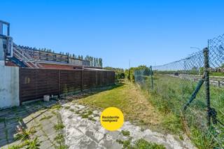 Deze hoekwoning in Zandvoorde (Oostende) met een perceel van 215 m² heeft 2 ruime slaapkamers en een derde kamer die dienst kan doen als bureau of logeerkamer. De ruime zuidgerichte tuin is toegankelijk via een zijpoortje en vanuit de woning via de veranda.<br /><br />De woning is volledig gerenoveerd in 2020 en is voorzien van een centrale verwarming die gestuurd wordt door een houtkachel en/of pelletkachel. Laat je dus niet afschrikken door zijn slechter EPC-Label. Dit heeft vooral te maken met het ontbreken van voldoende isolatie in de gevel.<br />Dankzij de 20 zonnepanelen geniet je bovendien van een lagere energiekost. Op de verdieping bevinden zich twee volwaardige slaapkamers, een praktische kamer/bureau en een ingerichte badkamer ingericht als met een whirlpool-ligbad, hammam-stoomcabine en regendouche.<br /><br />Voor de woning kan er geparkeerd worden maar deze woning beschikt ook over een ruime garage met elektrische sectionale poort.<br /><br />Deze woning wordt afgeleverd met een blanco-keuring elektriciteit. <br /><br />Wie verdere vragen heeft of een bezoek ter plaatse wenst mag ons altijd bellen op 059 250 590.