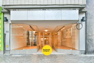 Centraal gelegen handelsruimte nabij de winkelstraat, de Mercator en het Leopoldpark. De handelszaak bestaat uit een winkelruimte, bergruimte, toilet en 2 etalages. De handelsruimte is geschikt als boetiek, kantoor, showroom, bloemenwinkel... <br /><br />Maandelijkse huurprijs €950,00 + €100,00 voorschot verbruik verwarming - Referentie KI: €204,66 voor 2025 - onmiddellijk beschikbaar - EPC C-label - Verwarming op aardgas met caloribel meters