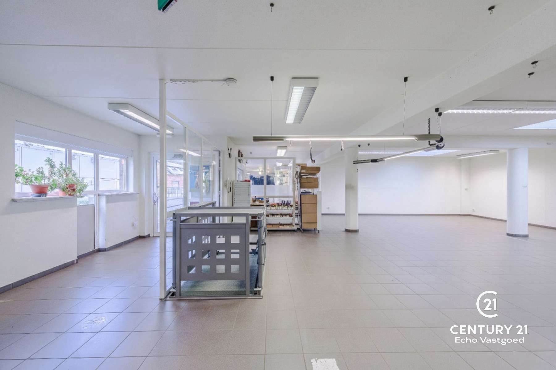 Topgelegen handelspand met magazijn en privatieve parking - foto 4